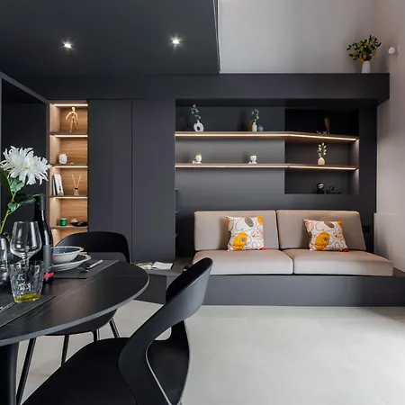 Nyaraló Bedda, Tiny *